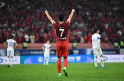 关于武磊重伤倒地，国安全队围拢祈祷，场面感人的信息